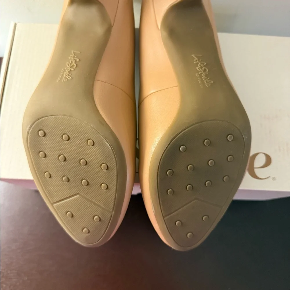 Life Stride Classic Tan Heels - Picture 4 of 7